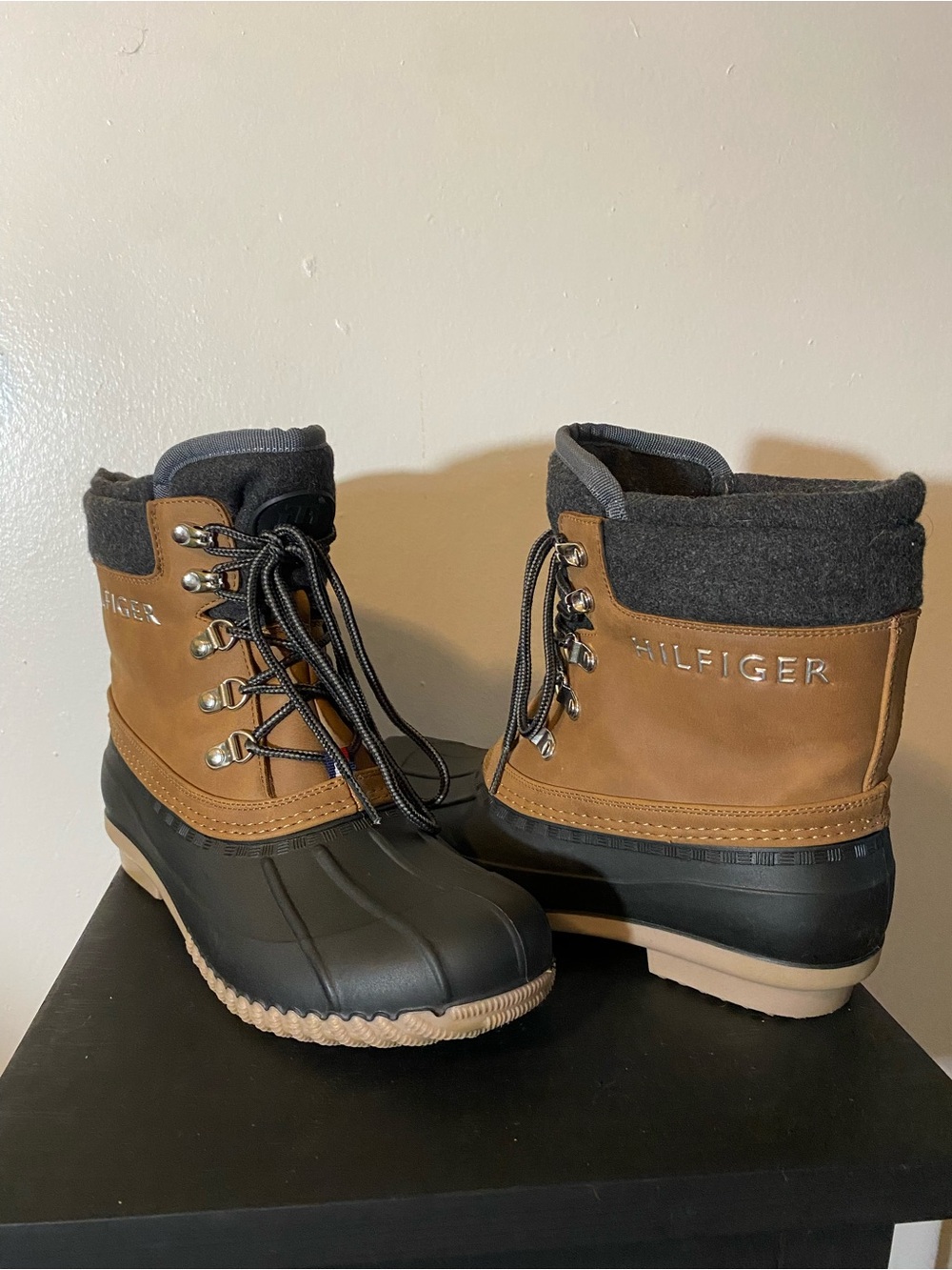 Tommy Hilfiger Gray Felt Winter Boots with Red Interior Size 8 Women